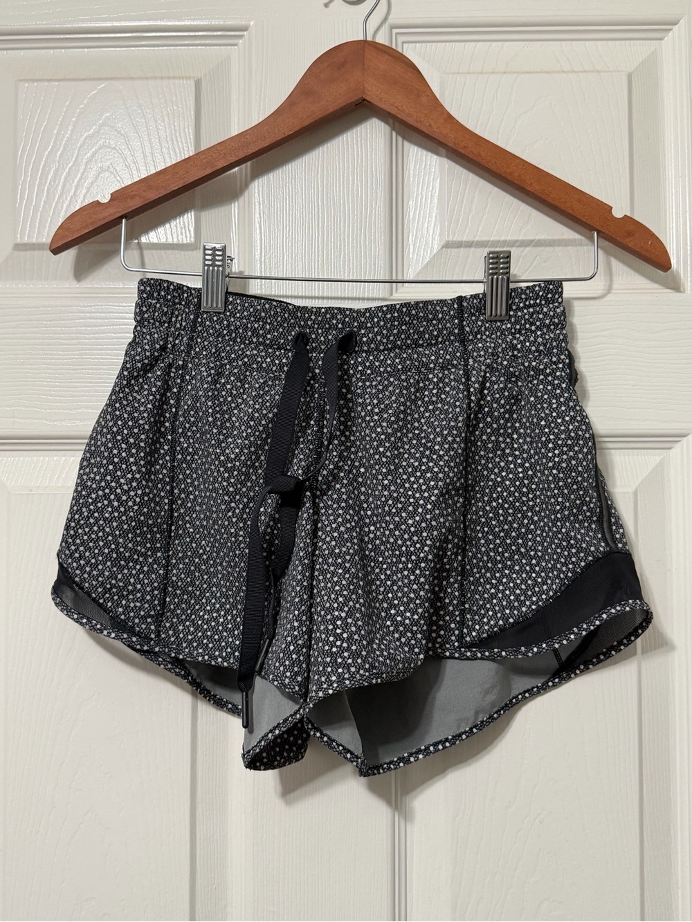 Lululemon athletica hotty hot shorts size refelctive 2 1/2 inch size 6 euc